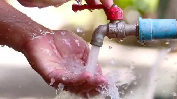 Man Handen Wassen Met Waterkraan — Stockvideo