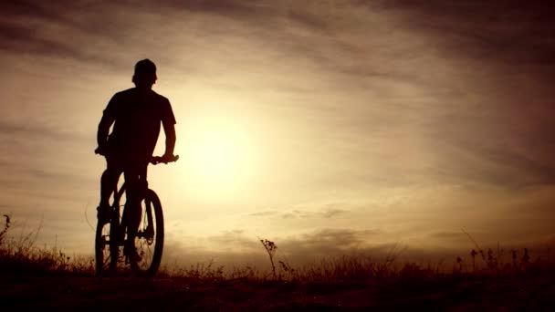 Silhouette Dell Uomo Sella Una Mountain Bike Sullo Sfondo Del — Video Stock