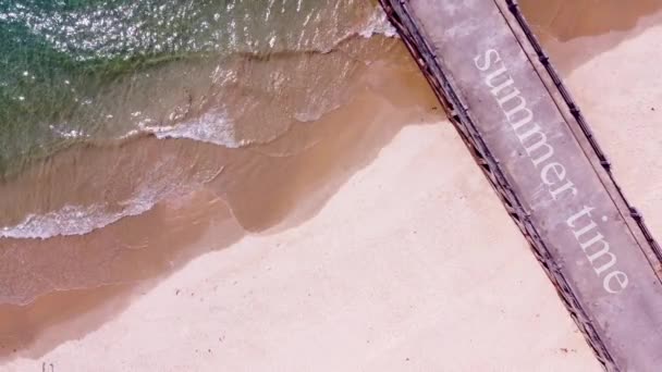 Вид Зверху Красиві Морські Хвилі Піщаному Узбережжі Літній Час Текст — стокове відео