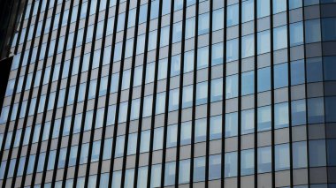 çağdaş gökdelen mavi cam pencereli, modern bina dış tasarımı