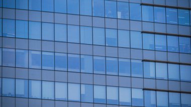 çağdaş gökdelen mavi cam pencereli, modern bina dış tasarımı