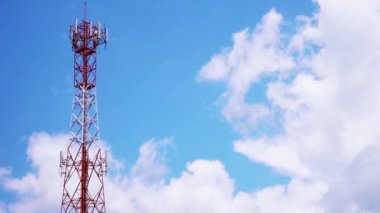 Mavi gökyüzü arka planındaki cep telefonu anten kulesinin düşük açılı görüntüsü