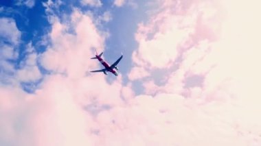 Bulutlarla gökyüzünde uçan uçağın alçak açılı görüntüsü   