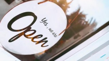 Evet, cam kapıya asılı açık mesajız. 