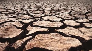 Kuraklık ve küresel ısınma nedeniyle kurumuş toprak, küresel iklim değişikliği kavramı.