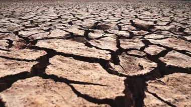 Kuraklık ve küresel ısınma nedeniyle kurumuş toprak, küresel iklim değişikliği kavramı.