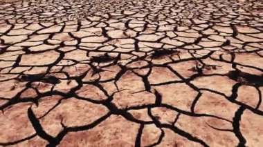 Kuraklık ve küresel ısınma nedeniyle kurumuş toprak, küresel iklim değişikliği kavramı.