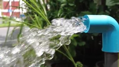 Bahçedeki mavi borudan akan temiz su
