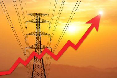 Kırmızı ok grafiği olan elektrik hatları gün batımındaki canlı gökyüzüne karşı artan enerji maliyetlerini gösteriyor..