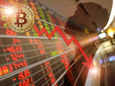 Borsada bir düşüşü gözlemleyen bir kişinin silueti Bitcoin sembolü ve kırmızı aşağı doğru ok ile finansal kaybı ve kripto para piyasasını temsil ediyor.