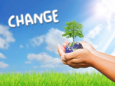 Üzerinde beyaz bulutlarda 