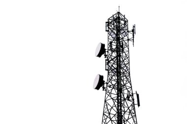 Beyaz gökyüzüne karşı antenleri olan yüksek bir iletişim kulesi, modern telekomünikasyon altyapısını ve kablosuz sinyal iletimini temsil ediyor..