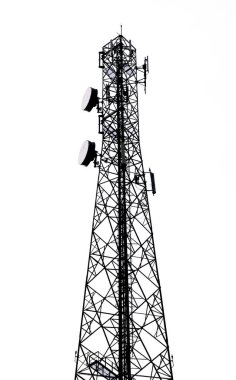 Gökyüzüne karşı antenleri olan yüksek metal iletişim kulesi modern telekomünikasyon altyapısını sergiliyor..
