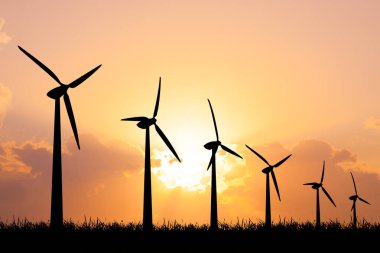 Siluetli rüzgar türbinleri, yenilenebilir enerji ve çevresel korumayı sembolize eden, altın bir günbatımı gökyüzüne karşı.