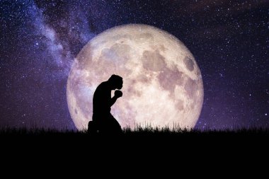 Büyük bir dolunay ve arka planda yıldızlı bir gökyüzü ile dua eden bir insanın silüeti..