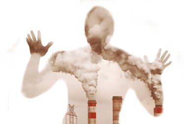 Endüstriyel duman yığınlarıyla bir insan siluetinin çifte pozlama görüntüsü, çevresel kirliliği ve doğa üzerindeki insan etkisini simgeliyor