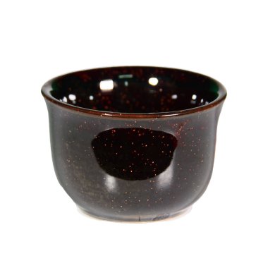 Beyaz arka planda izole edilmiş benekli tasarımı olan koyu renkli bir seramik kasenin yüksek kaliteli görüntüsü. Mutfak eşyaları ve ev dekorasyonu için mükemmel..