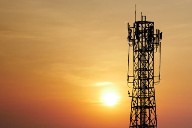 Telekomünikasyon kulesi çarpıcı bir günbatımına karşı silueti modern teknolojinin ve doğanın güzelliğini gözler önüne seriyor..