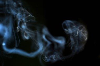 Karanlık bir arka planda dönen dumanın soyut görüntüsü hareket halindeki buharın ruhani ve mistik güzelliğini gözler önüne seriyor..