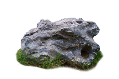 Yüksek çözünürlüklü çimenli büyük bir kaya resmi, beyaz arka planda izole edilmiş, peyzaj ve bahçe tasarımı projeleri için mükemmel..