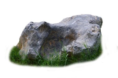 Yüksek çözünürlüklü çimenli büyük bir kaya resmi, beyaz arka planda izole edilmiş, peyzaj ve bahçe tasarımı projeleri için mükemmel..