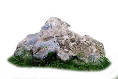 Yüksek çözünürlüklü çimenli, beyaz arka planda izole edilmiş büyük bir doğal kayanın görüntüsü. Tasarım, dekorasyon ve eğitim için mükemmel..