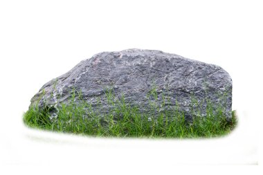 Yüksek çözünürlüklü çimenlerle çevrili büyük bir kayanın beyaz arka planda izole edilmiş görüntüsü. Peyzaj ve doğa temalı projeler için mükemmel..