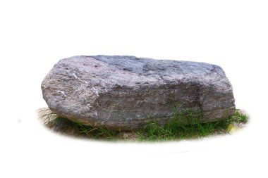 Yüksek çözünürlüklü çimenli, beyaz arka planda izole edilmiş büyük bir doğal kayanın görüntüsü. Peyzaj ve bahçe tasarımı projeleri için mükemmel..