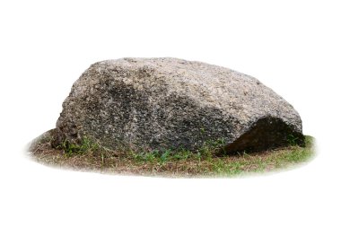 Yüksek çözünürlüklü çimen üzerinde büyük bir doğal kaya görüntüsü, beyaz arka planda izole, peyzaj ve bahçe tasarımı projeleri için mükemmel.