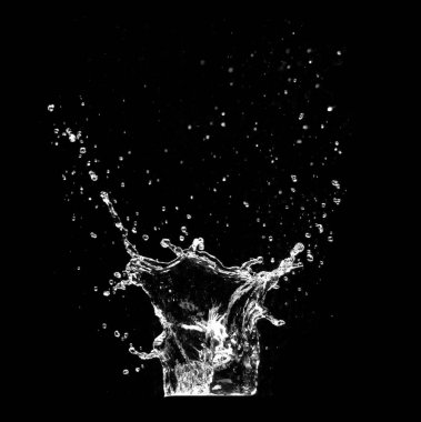 Sersemletici yüksek hızlı su sıçratma fotoğrafı havada donmuş, siyah bir arka planda izole edilmiş..