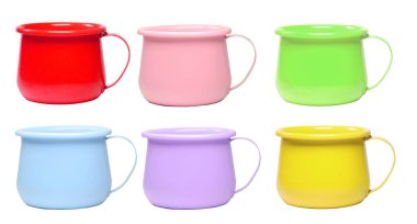 Değişik renklerde altı diş mineli bardaktan oluşan canlı bir set. Mutfak dekorasyonu ya da kamp malzemeleri için mükemmel..