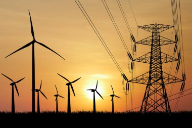 Rüzgar türbinleri ve elektrik hatları çarpıcı bir günbatımına karşı siluet oluşturarak yenilenebilir enerji ve modern teknolojiyi sembolize ediyor..