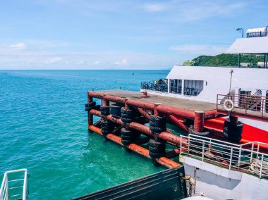 * * Bir feribot dalgalı mavi bir okyanusa kenetlendi ve berrak bir gökyüzü, sakin bir tropikal deniz manzarası sergiliyor
