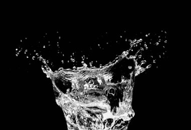 Yüksek hızlı fotoğraf, siyah bir arkaplan üzerinde su sıçramasını yakalıyor, hareket ve akıcılık gösteriyor..