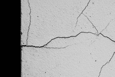 Çatlak bir beton duvarın yüksek çözünürlüklü görüntüsü, ayrıntılı doku ve kalıplar sergileniyor, arka plan veya tasarım projeleri için ideal.