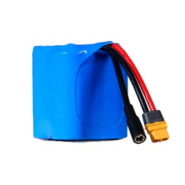 Kırmızı ve siyah kablolu mavi pil beyaz arka planda izole edilmiş, elektronik ve teknoloji projeleri için ideal..