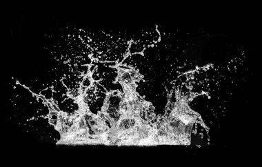 Suyun siyah arkaplana sıçrayışının yüksek çözünürlüklü görüntüsü, dinamik hareket ve akıcılığı gösteriyor.