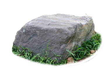 Yeşil çimlerle çevrili büyük doğal bir taş, beyaz arka planda izole edilmiş, peyzaj ve bahçe tasarımı projeleri için mükemmel..