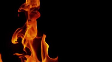 Siyah arkaplanda yangın alevi