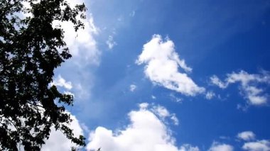 Beyaz bulutlu mavi gökyüzü, güzel doğa