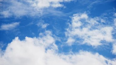Mavi gökyüzündeki bulutlar.