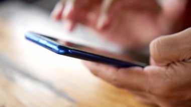 Cep telefonu kullaranarak elinde yakın çekim