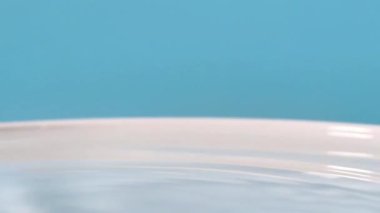 Bir su damlasına düş