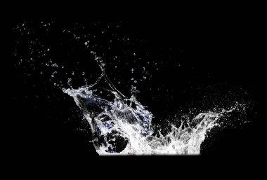 Suyun yüksek hızda yakalanması siyah arka plana sıçrar, hareket ve akıcılık gösterir..