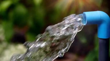 Bir insanın musluktan su dökerken çekilmiş yakın plan bir fotoğrafı.