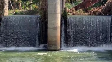 Baraja su sıçradı.