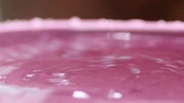 Pembe su sıçramasını kapat. soyut sıvı dokusu