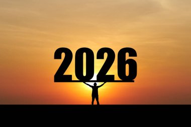 Dramatik bir günbatımına karşı elinde büyük bir 