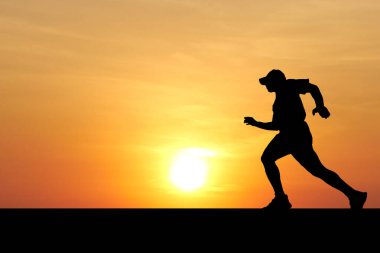 Büyüleyici bir günbatımı arkaplanına karşı koşan bir insanın silueti zindelik ve kararlılığın özünü yakalıyor..