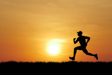 Çarpıcı bir gün batımına karşı koşan bir kişinin silüeti, spor, sağlık ve motivasyonu simgeliyor..